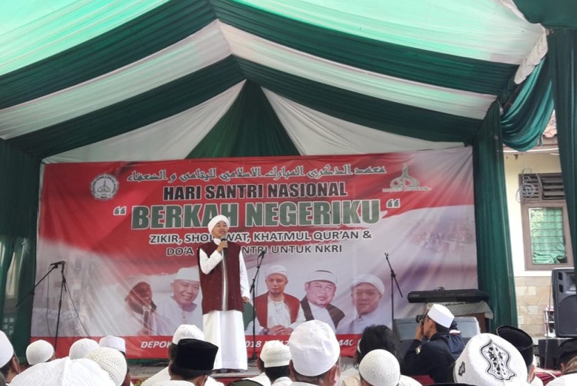 Pimpinan Ppnpes Yatama Az-Zikra, Depok, Ustaz Abdul Syukur Yusuf menyampaikan kata sambutan.