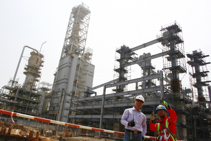 Pimpinan proyek melakukan monitoring pembangunan pabrik Polyethylene (PE) baru berkapasitas 400 ribu ton per tahun di kompleks petrokimia terpadu PT Chandra Asri Petrochemical Tbk (CAP) di Cilegon, Banten, Kamis (19/7).