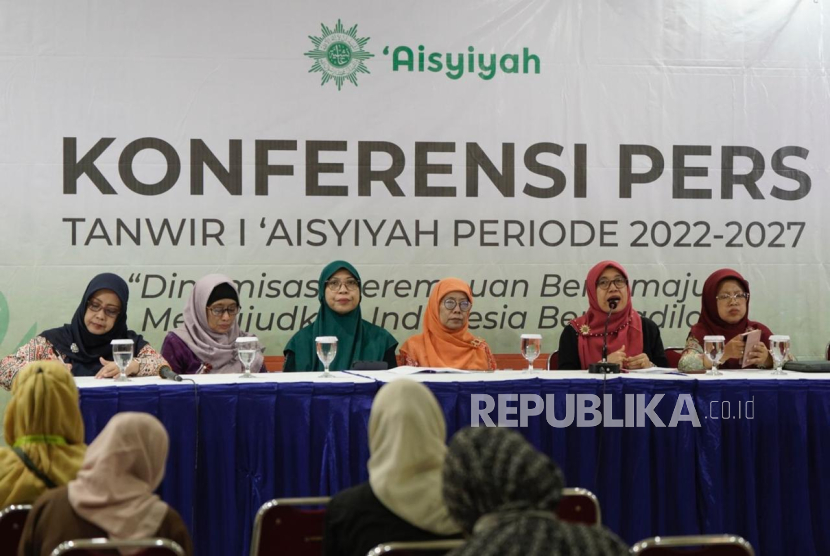 Pimpinan Pusat Aisyiyah menggelar jumpa pers menjelang Tanwir I Aisyiyah di Gedung Pusat Dakwah Muhammadiyah, Menteng, Jakarta Pusat, Selasa (14/1/2025). Tanwir tersebut akan mengambil tema Tanwir I Aisyiyah yakni Dinamisasi Perempuan Berkemajuan Menuju Indonesia Berkeadilan.