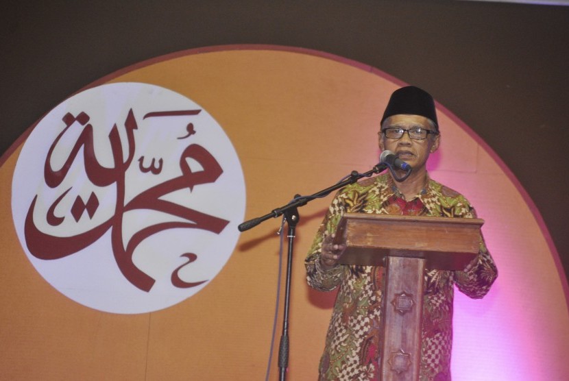 Pimpinan Pusat Muhammadiyah Haedar Nashir menyampaikan pidato Milad Muhammadiyah ke 106 di Sportorium Universitas Muhammadiyah Yogyakarta saat Resepsi Milad Muhammadiyah, Rabu (18/11). 
