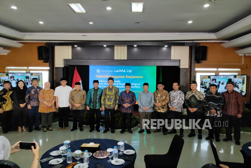 Pimpinan Pusat Muhammadiyah, melalui Majelis Pustaka dan Informasi, Pimpinan Pusat Muhammadiyah (MPI PP Muhammadiyah) dan Bank Danamon Indonesia Tbk (Danamon), melalui Unit Usaha Syariah (Danamon Syariah) mengumumkan kerja sama di antara kedua organisasi, dengan tujuan mendukung digitalisasi di lingkungan Muhammadiyah. Kolaborasi antara Danamon Syariah dan MPI Muhammadiyah ditandai dengan penandatanganan perjanjian kerja sama keduanya di Kantor Pusat Muhammadiyah Yogyakarta, pada Rabu (23/7/2025).  