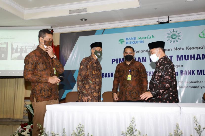 Pimpinan Pusat Muhammadiyah menandatangani kerja sama dengan dua bank syariah, PT Bank KB Bukopin Syariah (KBBS) dan PT Bank Muamalat Indonesia Tbk pada Selasa (28/9).