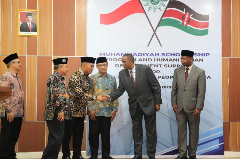 Pimpinan Pusat Muhammadiyah menyalurkan bantuan dan beasiswa kepada Republik Kenya.