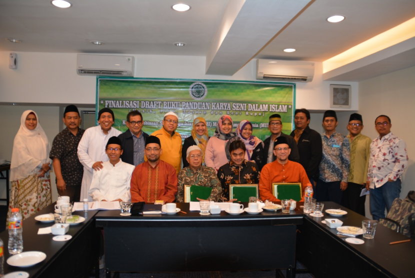 Pimpinan Pusat  MUI dan pengurus Komisi Pembinaan Seni  Budaya Islam (KPSBI) MUI berfoto bersama.