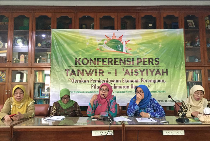 Pimpinan Pusat (PP) Aisyiyah mengadakan konferensi pers jelang Tanwir di Yogyakarta, Selasa (16/1). Tanwir itu akan digelar di Surabaya pada 19 hingga 21 Januari dengan mengusung tema ‘Gerakan Pemberdayaan Ekonomi Peremuan, Pilar Kemakmuran Bangsa’. 