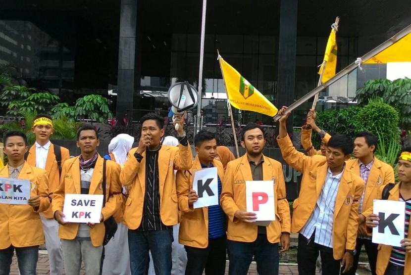 Pimpinan Pusat (PP) Ikatan Pelajar Muhammadiyah (IPM) mendatangi Kantor Komisi Pemberantasan Korupsi (KPK) di Jalan Rasuna Said, Senin (26/01).