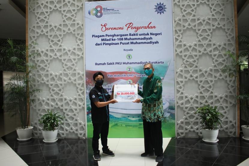 Pimpinan Pusat (PP) Muhammadiyah menyerahkan piagam penghargaan Bakti Untuk Negeri dalam rangka Milad ke-108 Muhammadiyah kepada Tim Robot  SuryaMu Fakultas Teknik Universitas Muhammadiyah Surakarta (UMS). 