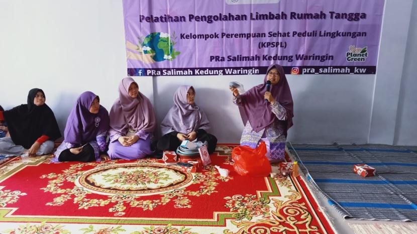 Pimpinan Ranting Persaudaraan Muslimah (PRa) Salimah Kedung Waringin, Kecamatan Bojonggede, Kabupaten Bogor, bahas isu jaga bumi dengan kurangi limbah rumah tangga dengan memberi pelatihan pembuatan sabun dari jelantah pada hari Sabtu pagi (22/7/2023).