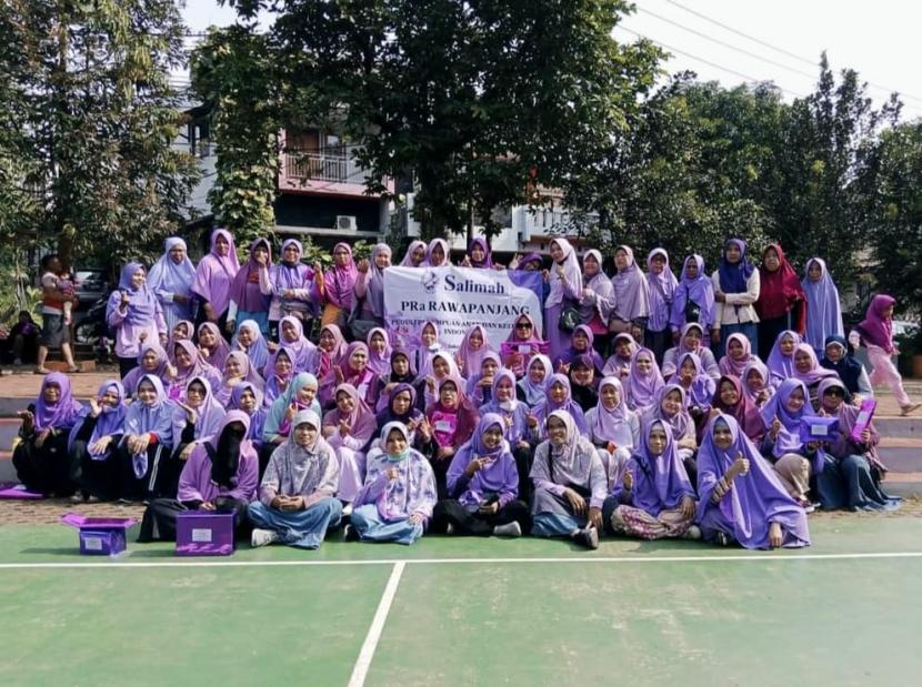 Pimpinan Ranting Persaudaraan Muslimah (PRa Salimah) Rawapanjang, kecamatan Bojonggede, kabupaten Bogor adakan jalan sehat bersama warga pada Ahad pagi (12/6/2022).