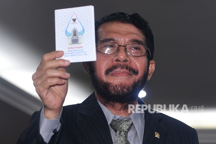 Pimpinan Rapat Pleno Hakim Anwar Usman menunjukkan surat suara saat pemilihan Ketua Mahkamah Konstitusi (MK) periode 2018-2020 di gedung MK, Jakarta, Senin (2/4). 