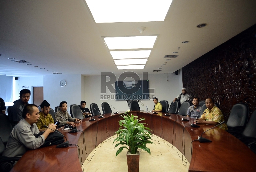 Pimpinan Redaksi dari berbagai situs saat menunggu rapat koordinasi yang sedang berlangsung di kantor Kominfo, Jakarta, Selasa (31/3).
