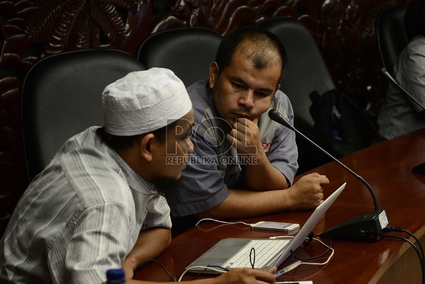 Pimpinan Redaksi dari berbagai situs saat menunggu rapat koordinasi yang sedang berlangsung di kantor Kominfo, Jakarta, Selasa (31/3). (Republika/Tahta Aidilla)