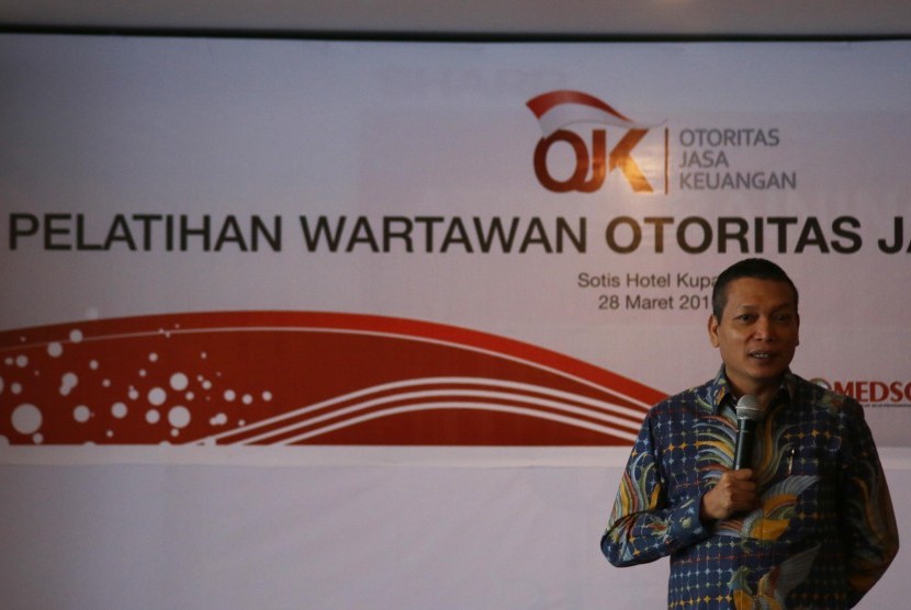 Pimpinan Redaksi Infobank Eko B. Supriyanto memberikan materi kepada wartawan saat Pelatihan Wartawan Otoritas Jasa Keuangan (OJK) di Kupang, NTT, Senin (28/3).