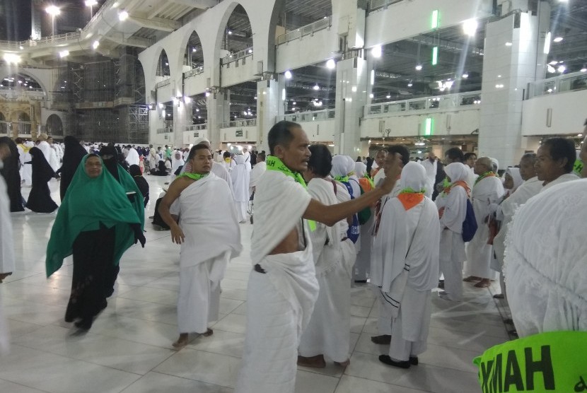 Pimpinan rombongan memberikan arahan kepada jamaah haji Indonesia yang bersiap melakukan umrah di Masjid al Haram, Makkah, Arab Saudi (Ilustrasi)