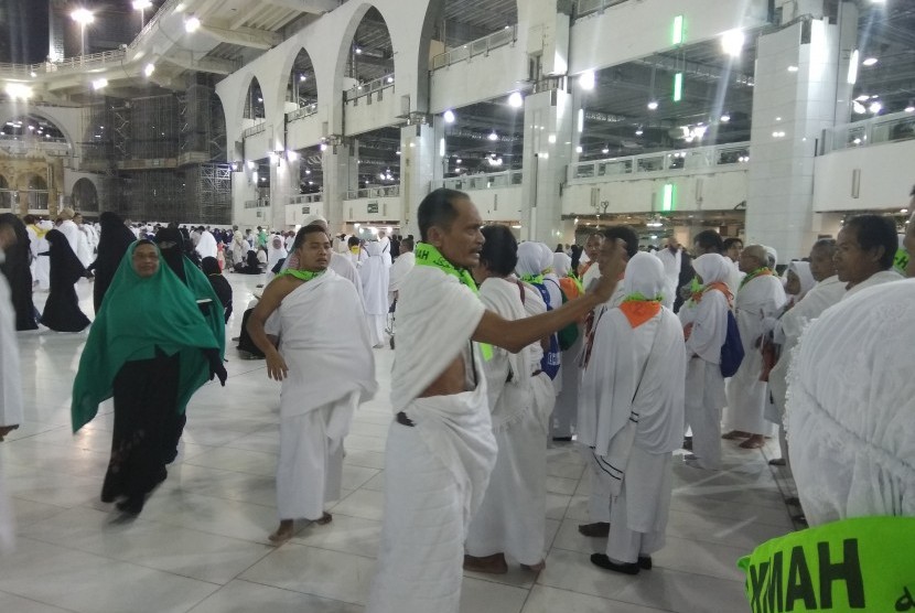 Pimpinan rombongan memberikan arahan kepada jamaah haji Indonesia yang bersiap melakukan umrah di Masjid al Haram, Makkah, Arab Saudi, Senin (7/8).