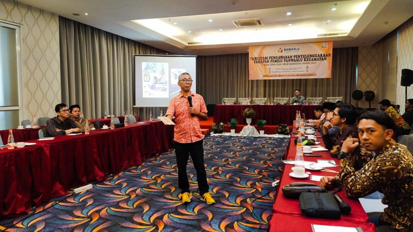 Pimpinan Rumah Demokrasi Ramdansyah saat Sosialisasi Fasilitasi Pengawasan Penyelenggaraan Pemilu, Bawaslu Jakarta Barat, Ahad, 11 Desember 2022.
