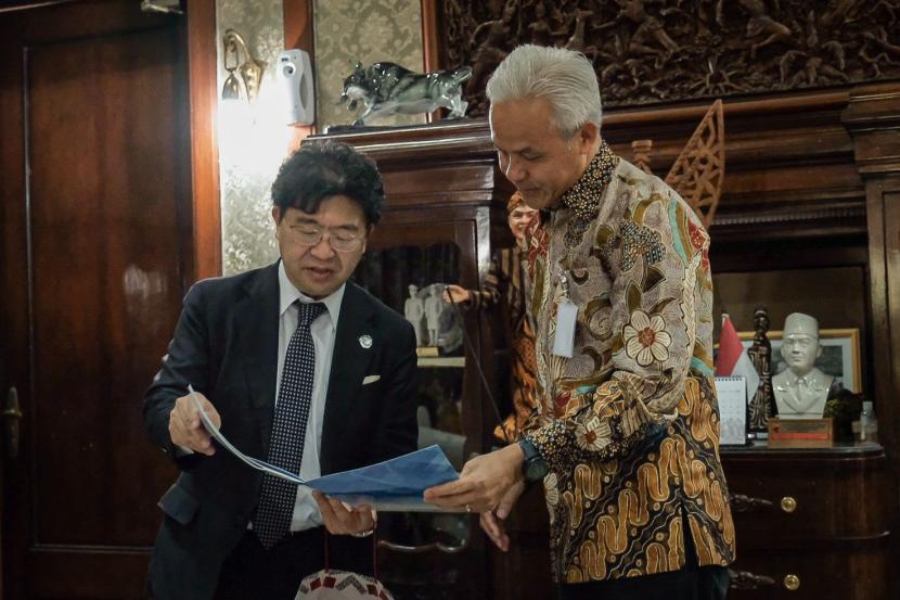 Pimpinan The Sasakawa Peace Foundation Atsushi Sunami menemui Gubernur Jawa Tengah Ganjar Pranowo untuk membahas potensi kerja sama di berbagai bidang.