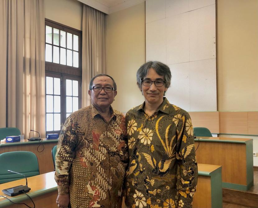 Pimpinan SATREPS dari Indonesia Prof Mohammad Naiem (kiri) dan Pimpinan SATREPS dari Jepang Prof Naoki Tani dalam acara konferensi pers kegiatan launching SATREPS Projects di Ruang Multimedia UGM Yogyakarta, Senin (3/10/2022).
