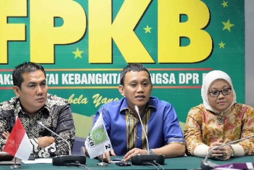 Pimpinan Sementara DPR kubu KIH Ida Fauziah (kanan).