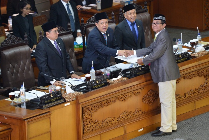 Pimpinan sidang Fahri Hamzah (kedua kiri) menerima naskah laporan dari Ketua Pansus Hak Angket KPK Agun Gunandjar Sudarsa pada Rapat Paripurna DPR di Kompleks Parlemen, Senayan, Jakarta, Selasa (26/9). 