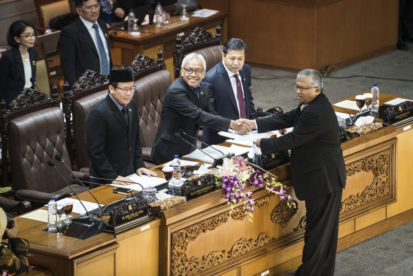 Pimpinan sidang Paripurna DPR Agus Hermanto (kedua kiri) menerima berkas laporan dari anggota F-PKS Ansory Siregar (kanan) disaksikan Pimpinan DPR Setya Novanto (kedua kanan) dan Taufik Kurniawan (kiri) saat pembukaan sidang Paripurna ke-24 DPR di Gedung Nusantara II, Kompleks Parlemen, Senayan, Jakarta, Kamis (18/5). 