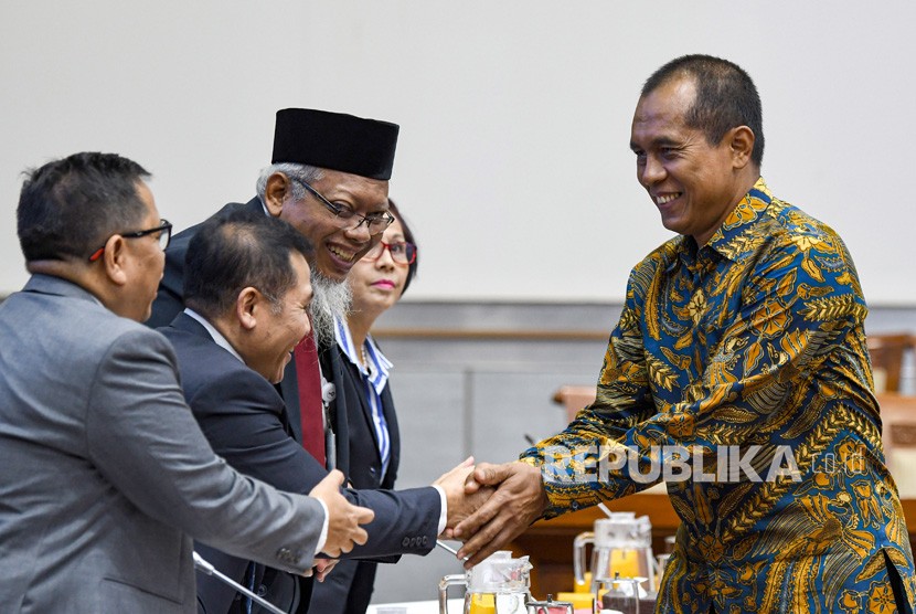 Pimpinan sidang yang juga Wakil Ketua Komisi I Abdul Kharis Almasyhari (kanan) menyalami Plt Direktur Utama LPP TVRI Supriyono (kedua kiri) disaksikan Direktur Program dan Berita Apni Jaya Putra (kedua kiri), Direktur Keuangan Isnan Rahmanto (kedua kanan), dan Direktur Pengembangan dan Usaha, Rini Padmirehatta, saat akan mengikuti Rapat Dengar Pendapat (RDP) jajaran Dewan Direksi TVRI dengan Komisi I DPR di Kompleks Parlemen, Jakarta, Senin (27/1/2020).