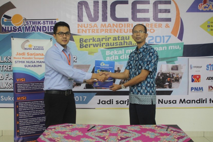 Pimpinan STMIK Nusa Mandiri Sukabumi Denny Pribadi menandatangani MoU dengan tiga perusahaan.