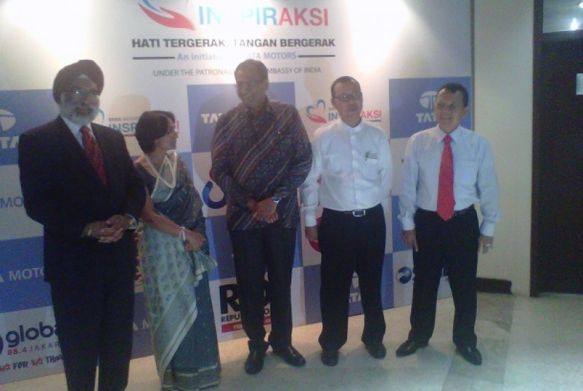 Pimpinan Tata Motor bersama Duta Besar India untuk Indonesia pada peluncuran program CSR Inspiraksi di Jakarta 