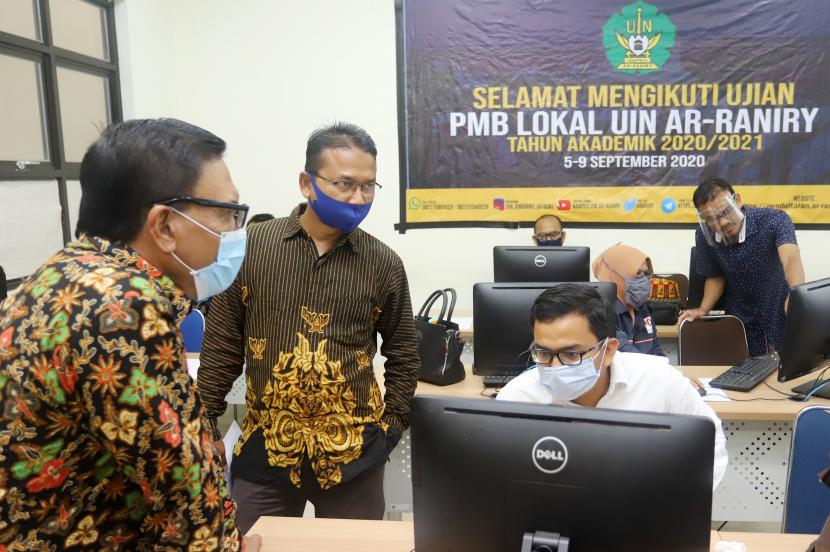 Pimpinan UIN Ar-Raniry sedang memonitoring proses pengawasan yang dilakukan oleh tim pengawas pada pelaksanaan ujian Penerimaan Mahasiswa.