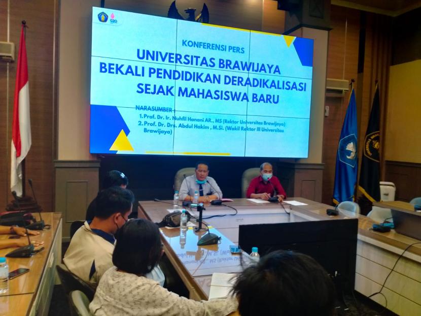 Pimpinan Universitas Brawijaya (UB) melaksanakan Konferensi Pers (Konpers) terkait penangkapan mahasiswa UB yang diduga sebagai teroris di Gedung Rektorat UB, Kota Malang, Rabu (25/5/2022). 