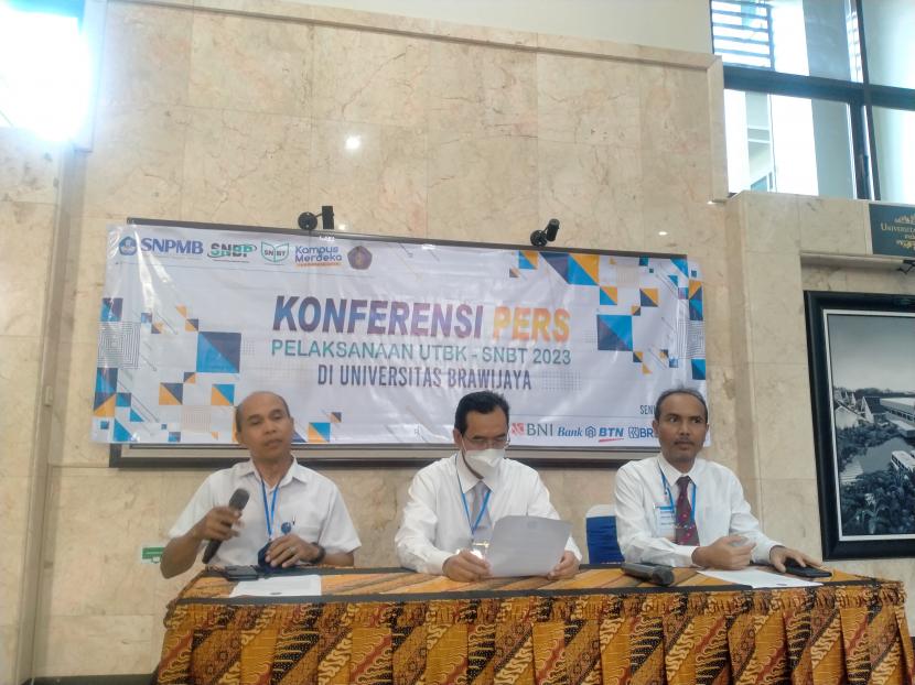  Pimpinan Universitas Brawijaya (UB) melakukan konferensi pers terkait pelaksanaan Ujian Tulis Berbasis Komputer - Seleksi Nasional Berbasis Tes (UTBK - SNBT) 2023 di Gedung Rektorat UB, Kota Malang, Senin (8/5/2023). 