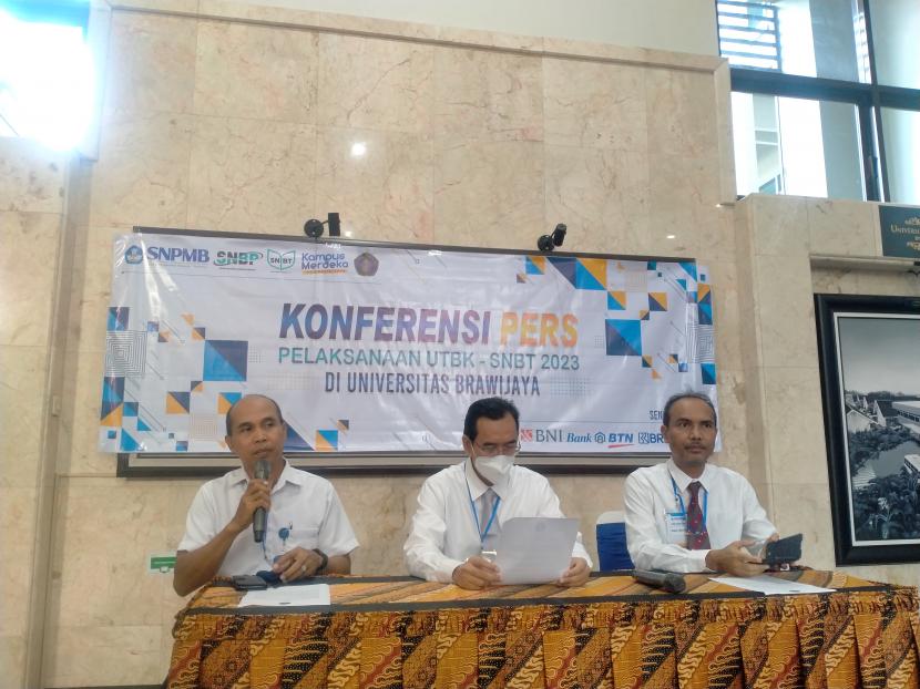   Pimpinan Universitas Brawijaya (UB) menggelar konferensi pers terkait pelaksanaan Ujian Tulis Berbasis Komputer - Seleksi Nasional Berbasis Tes (UTBK - SNBT) 2023 di Gedung Rektorat UB, Kota Malang, Senin (8/5/2023). 