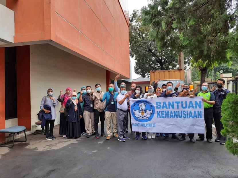 Pimpinan Universitas BSI bersama pimpinan LLDikiti 3 dan perwakilan dari perguruan tinggi lain menyalurkan bantuan untuk  korban banjir Pamanukan, Subang, Jawa Barat, Jumat (26/2).
