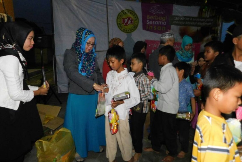 Pimpinan Universitas BSI memberikan santunan kepada yatim dan dhuafa. 