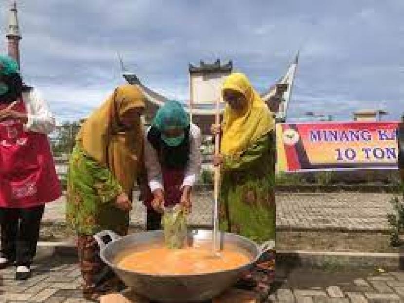 Pimpinan Wilayah Aisyiyah (PWA) Sumatera Barat (Sumbar) memasak rendang untuk korban gempa Cianjur, Jawa Barat. Kegiatan tersebut bertemakan Minangkabau Marandang 10 Ton untuk Cianjur. Bantu Penyintas Gempa Cianjur, Aisyiyah Sumbar Masak 10 Ton Rendang