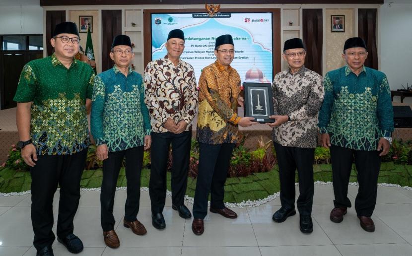 Pimpinan Wilayah Muhammadiyah (PW Muhammadiyah) DKI Jakarta dan Unit Usaha Syariah Bank DKI menjalin kerja sama penyediaan produk dan layanan keuangan syariah.