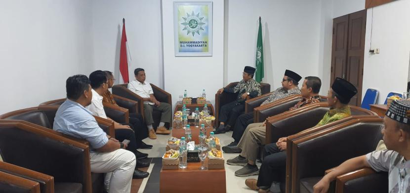 Pimpinan Wilayah Muhammadiyah (PWM) DIY menerima kunjungan silaturahim dari Kepala Badan Intelijen Daerah (KABINDA) DIY Brigjen TNI Rachmad Pudji Susetyo di Gedung Muhammadiyah DIY, Kamis (4/1/2024). 