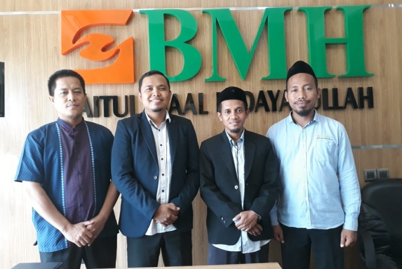 Pimpinan Yayasan Al Bayan Makassar dan BMH Perwakilan Sulsel berfoto bersama sesuai pemaparan program Yayasan Al Bayan tahun 2020 di kantor BMH Perwakilan Sulsel, Makassar.