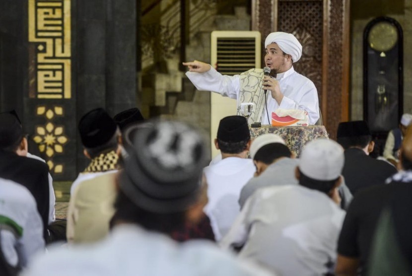 Pimpinan Yayasan Al-Fachriyah Habib Jindan bin Novel bin Salim Jindan saat memberi tausiyah di acara Dzikir Nasional Republika di Masjid At Tin, Jakarta, Selasa (31/12).