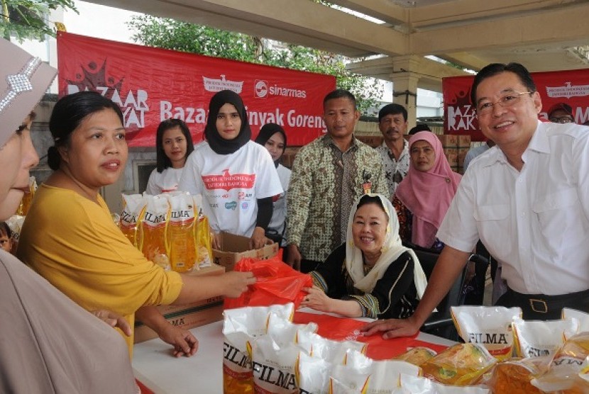 Pimpinan Yayasan PUAN Amal Hayati, Hj Sinta Nuriyah Wahid, didampingi oleh Managing Director Sinar Mas G. Sulistiyanto, Senin (6/6).  