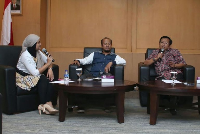 Pimpinanan Kelompok DPD di MPR Akhmad Muqowam dan Ketua Pengurus Harian YLKI Tulus Abadi dalam dialog Empat Pilar MPR, Selasa (22/9).