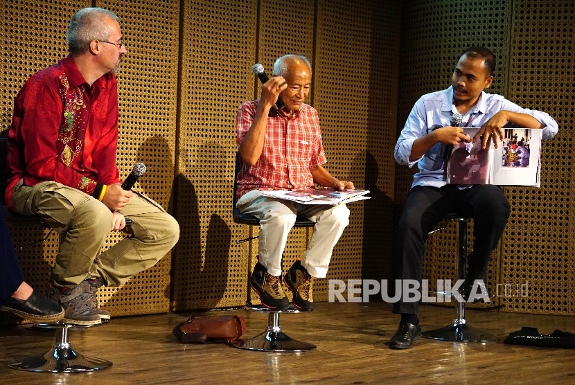 Pimred Republika Irfan Junaedi (kanan), bersama Fotografer Indonesia Don Hasman (kedua kanan), dan Fotografer Italia Stefano Romano (kiri) saat menjadi pembicra dalam diskusi dan peluncuran buku 