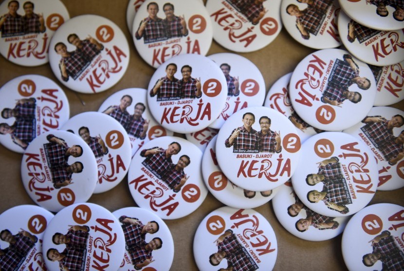 Pin bergambar pasangan cagub-cawagub DKI Jakarta nomor urut 2 disediakan untuk warga yang mengadukan permasalahan Jakarta kepada Basuki Tjahaja Purnama atau Ahok di Rumah Lembang, Jakarta, Senin (14/11). 