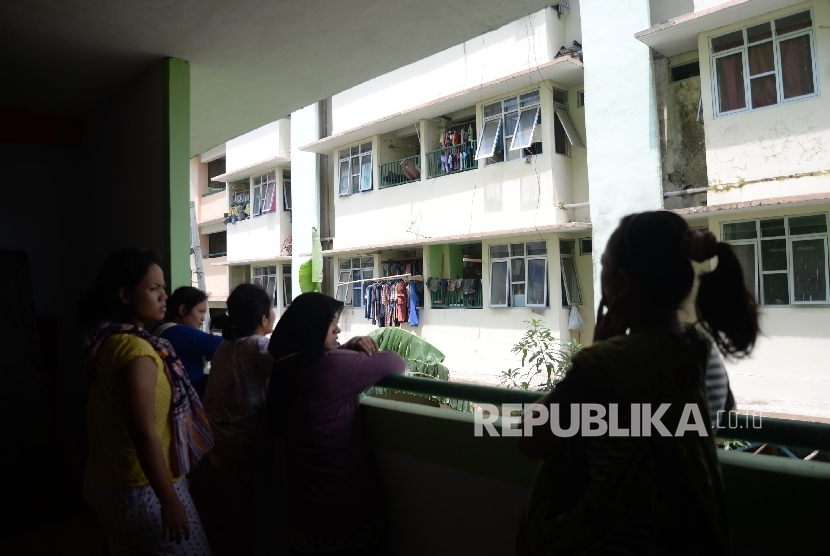  Warga Kalijodo memindahkan barang ke Rusunawa Marunda Blok 11, Cilincing, Jakarta Utara, Senin (22/2). 