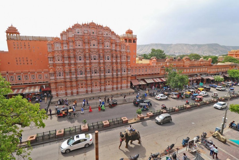 Pink Palace atau istana kerajaan keluarga Jaipur di India.