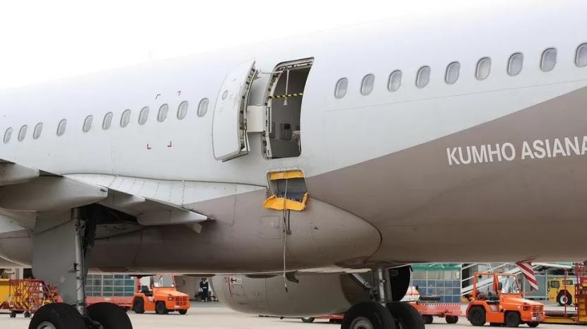 Pintu darurat pesawat Asiana Airlines OZ 8124 saat sudah mendarat di Bandara Internasional Daegu, Korea Selatan, Jumat (26/5/2023).