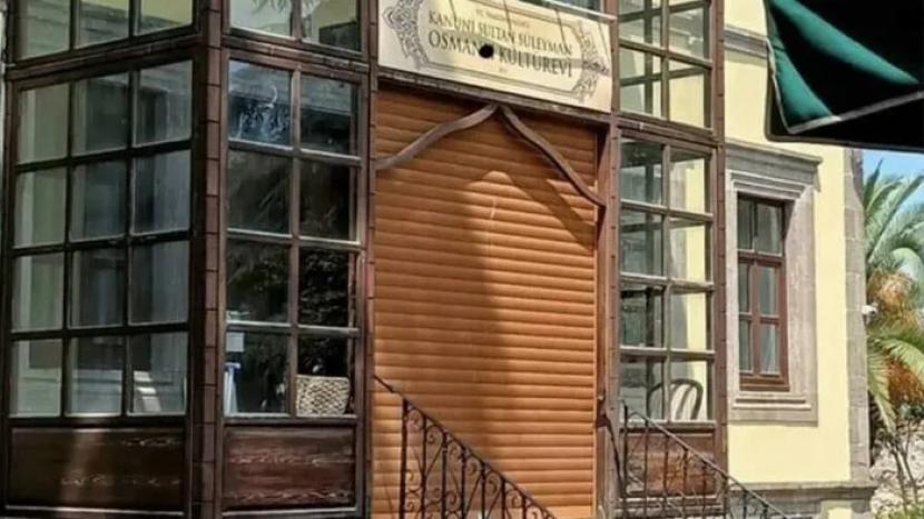 Pintu Garasi Dipasang Di Rumah Kuno Sultan Ottoman Suleiman
