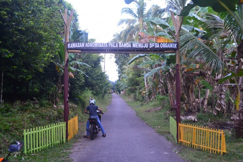 Pintu gerbang agrowisata perkebunan pala di Banda Neira, Maluku Tengah.
