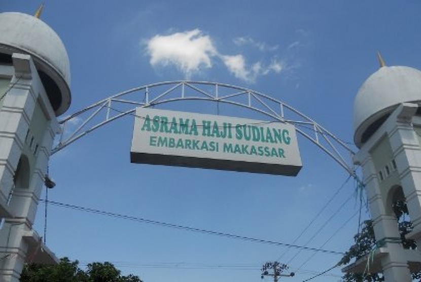 Pintu gerbang Asrama Haji Sudiang, Makassar.