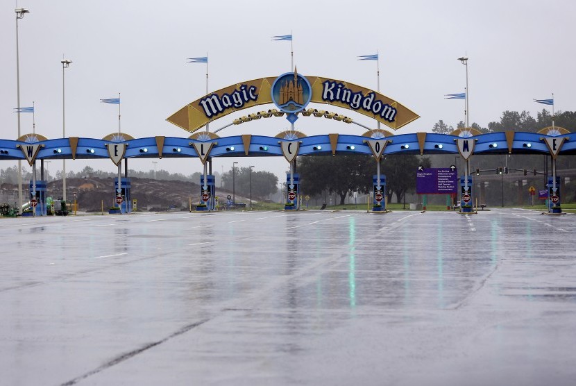 Pintu gerbang ke Magic Kingdom di Disney World kosong setelah wahana bermain itu ditutup karena Badai Irma, (10/9), di Lake Buena Vista, Florida, AS.